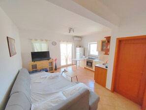Appartamento, 1 camera da letto, balcone, vista città | Area soggiorno