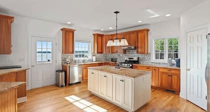 Jockey Lake House: Spacious Retreat With Game Room Near Race Track