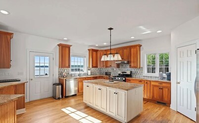 Jockey Lake House: Spacious Retreat With Game Room Near Race Track