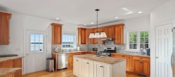 Jockey Lake House: Spacious Retreat With Game Room Near Race Track
