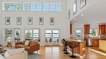 Smart TV, futbolito, mesa de ping pong