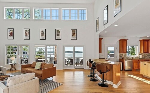 Jockey Lake House: Spacious Retreat With Game Room Near Race Track