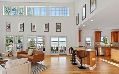 Jockey Lake House: Spacious Retreat With Game Room Near Race Track