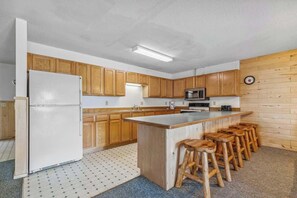 Fridge, microwave, oven, stovetop - Lakeside Condo #18 4BR 4BA Timberlane Resort (Park Rapids)
