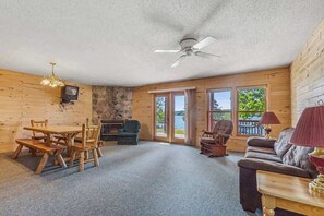 Televisión y chimenea 