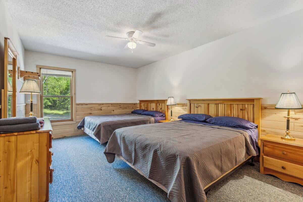 4 habitaciones, tabla de planchar con plancha y cuna de viaje 