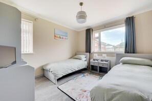 3 bedrooms, iron/ironing board, free WiFi, bed sheets