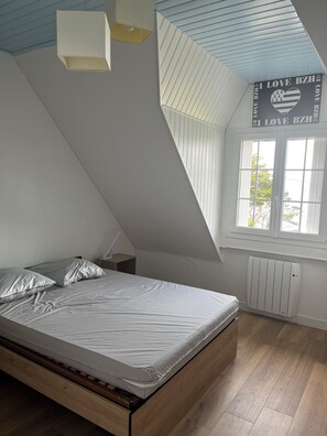 4 bedrooms, desk, iron/ironing board, WiFi - Maison vue sur mer Pour 8 Prs , Avec Jardin et Terrasse au sud au Pied du Gr34 (Camaret-sur-Mer)