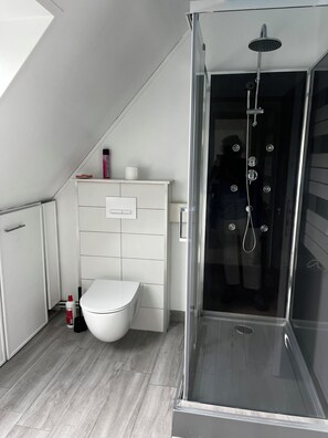 Dusch, hårtork, handdukar och tvål