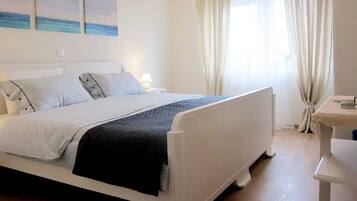 2 bedrooms, travel cot, WiFi, bed sheets