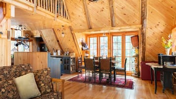 Fernseher, Kamin, Bücher