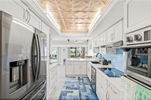 Fridge, microwave, oven, stovetop - Gulf Breeze Haven (Cape Coral)