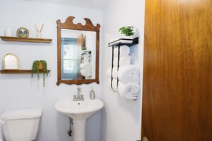 シャワー、ヘアドライヤー、タオル、石鹸