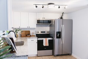 Kühlschrank, Mikrowelle, Ofen, Geschirrspüler