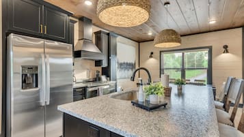 Kylskåp, mikrovågsugn, ugn och spishäll