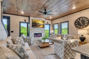 Smart TV, fireplace, video games, stereo - Luxury Escape: Private Pool, Theatre & Waterpark • 6mi Dollywood • 1mi Parkway (Sevierville)