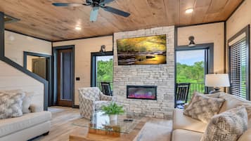 Smart-tv, eldstad, tv-spel och en stereo