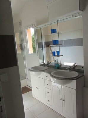 Haartrockner, Seife, Toilettenpapier