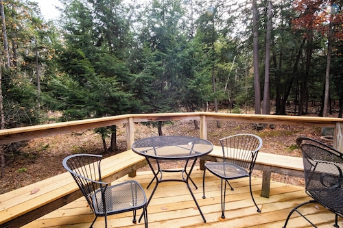 Arbor Pines Egeler - secluded in the woods yet walkable to downtown Glen Arbor!