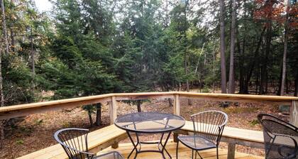 Arbor Pines Egeler - secluded in the woods yet walkable to downtown Glen Arbor!