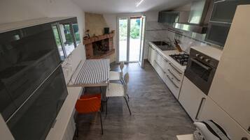 Kylskåp, ugn, spishäll och grytor/köksredskap