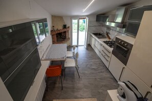 Frigorífico, horno, placa de cocina y utensilios de cocina