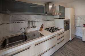 Fridge, oven, stovetop, cookware/dishes/utensils - Celeste Casa Vacanze (Terni)