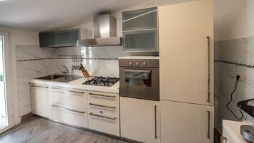 Frigorifero, forno, piano cottura, pentole/stoviglie/utensili