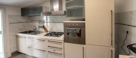 Réfrigérateur, four, plaque de cuisson