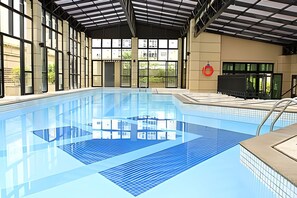 Apartment | Pool | Indoor pool, outdoor pool, pool umbrellas, sun loungers - Studio Living Mercure Pinheiros (São Paulo)