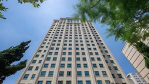 A tall, modern building with a grid of windows and a flat roof. - Studio Living Mercure Pinheiros (São Paulo)