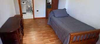 Habitación cómoda con baño privado, para una persona, centro de la ciudad.