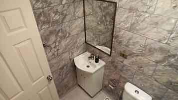 Serviettes fournies, savon, papier toilette