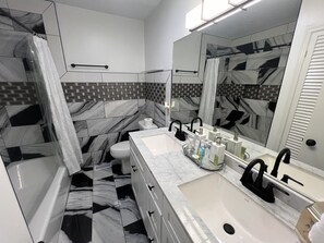 Séchoir à cheveux, serviettes fournies, savon, papier de toilette