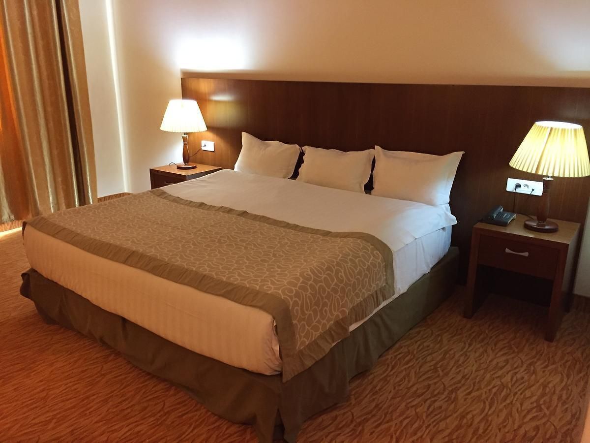 Habitación estándar, baño privado, vista a la ciudad | Cortinas blackout, insonorización y wifi gratis 