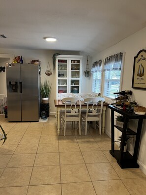 Dining - Cute, comfortable home with a sunny front porch. 3 minute walk to the river. (Edgewater)