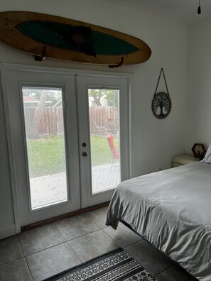 2 bedrooms, iron/ironing board, WiFi, bed sheets - Cute, comfortable home with a sunny front porch. 3 minute walk to the river. (Edgewater)