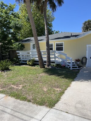Exterior - Cute, comfortable home with a sunny front porch. 3 minute walk to the river. (Edgewater)