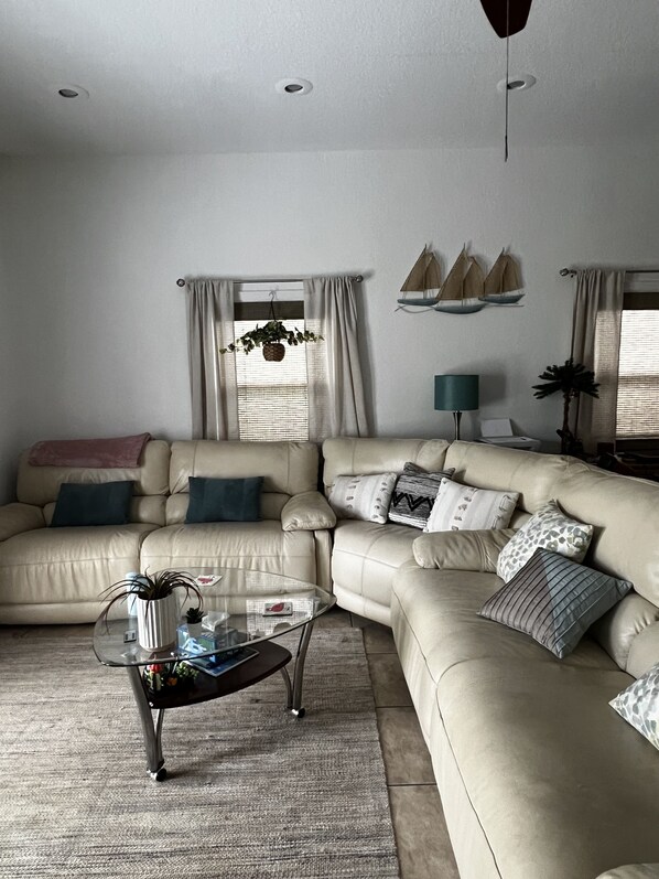Living area - Cute, comfortable home with a sunny front porch. 3 minute walk to the river. (Edgewater)