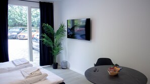1 habitación, escritorio y espacio para trabajar con laptop