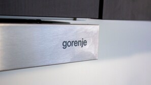 1 phòng ngủ, bàn, khu vực làm việc phù hợp cho laptop