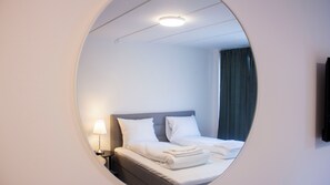 1 habitación, escritorio y espacio para trabajar con laptop
