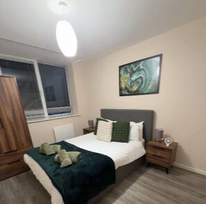 Iron/ironing board, travel cot, free WiFi, bed sheets - Free Parking | Cosy Flat for 2 | Near MediaCity (Manchester)