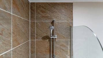 Douche, sèche-cheveux, shampoing