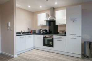 Fridge, microwave, oven, stovetop - Manchester Apartment, Free Parking, Long Term Disc (Manchester)