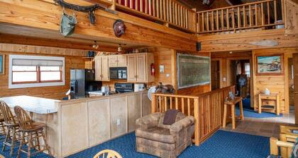 Rainbow Country Cabin: Rural Riverfront Retreat
