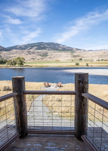 Rainbow Country Cabin: Rural Riverfront Retreat