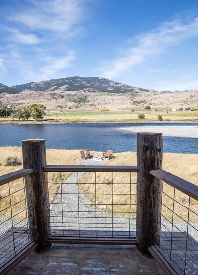 Rainbow Country Cabin: Rural Riverfront Retreat