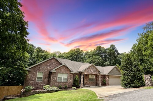 Spacious Retreat Near Back 40 • Family/Pet Friendly, Fenced Yard, Fire Pit, Deck