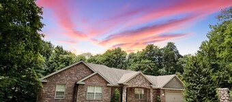 Spacious Retreat Near Back 40 • Family/Pet Friendly, Fenced Yard, Fire Pit, Deck